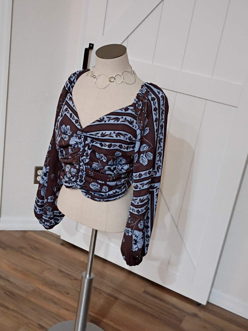 GBG Los Angeles Blue Floral Ruched Long-Sleeve Crop Top on Brown